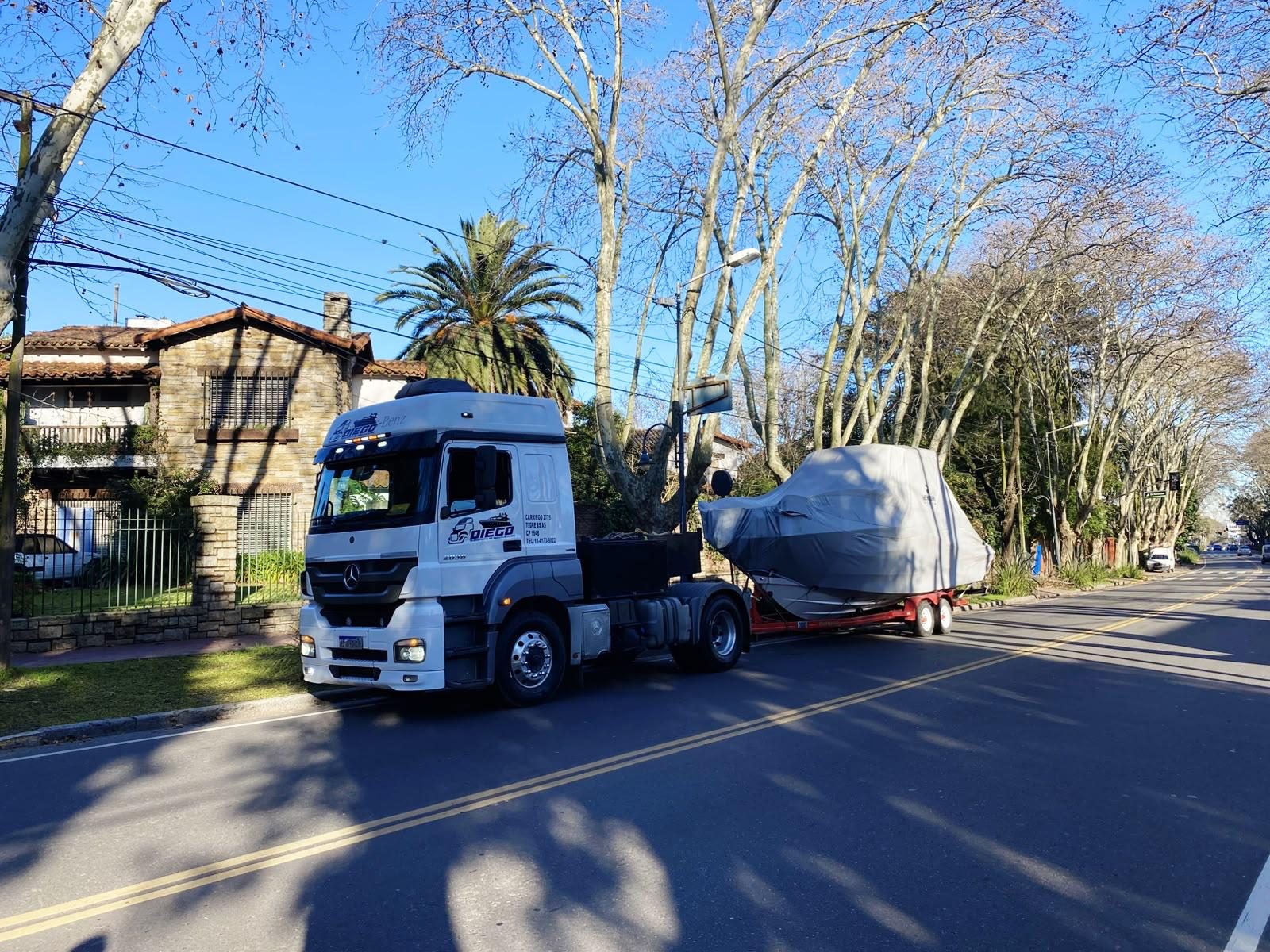 Axor con un crucero cubierto en una avenida arbolada