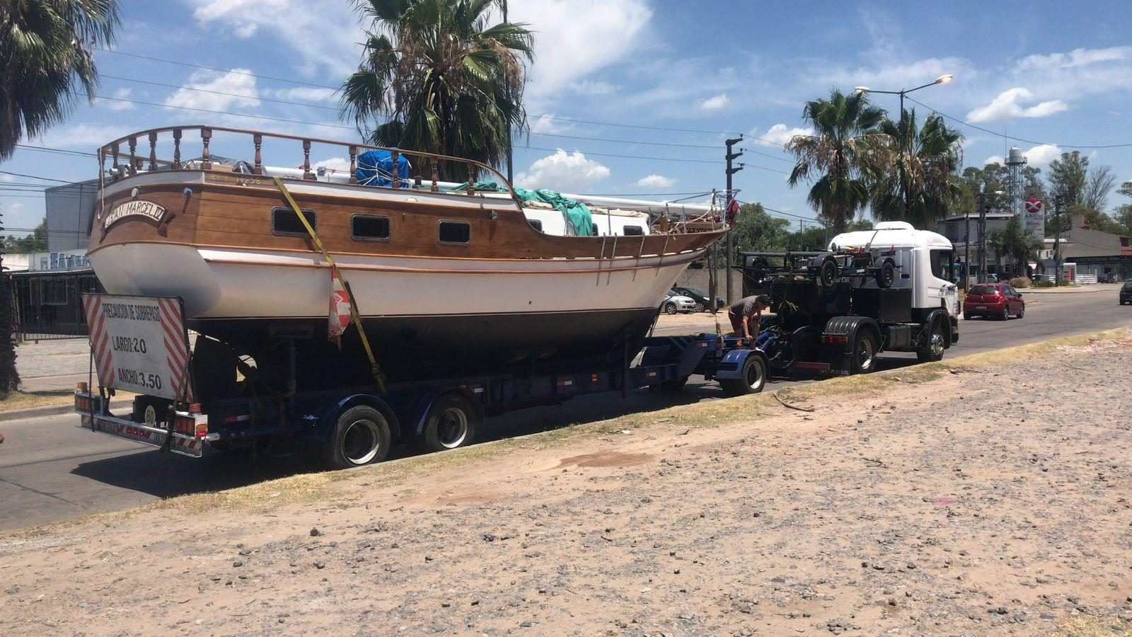 Crucero de madera sobre carretón